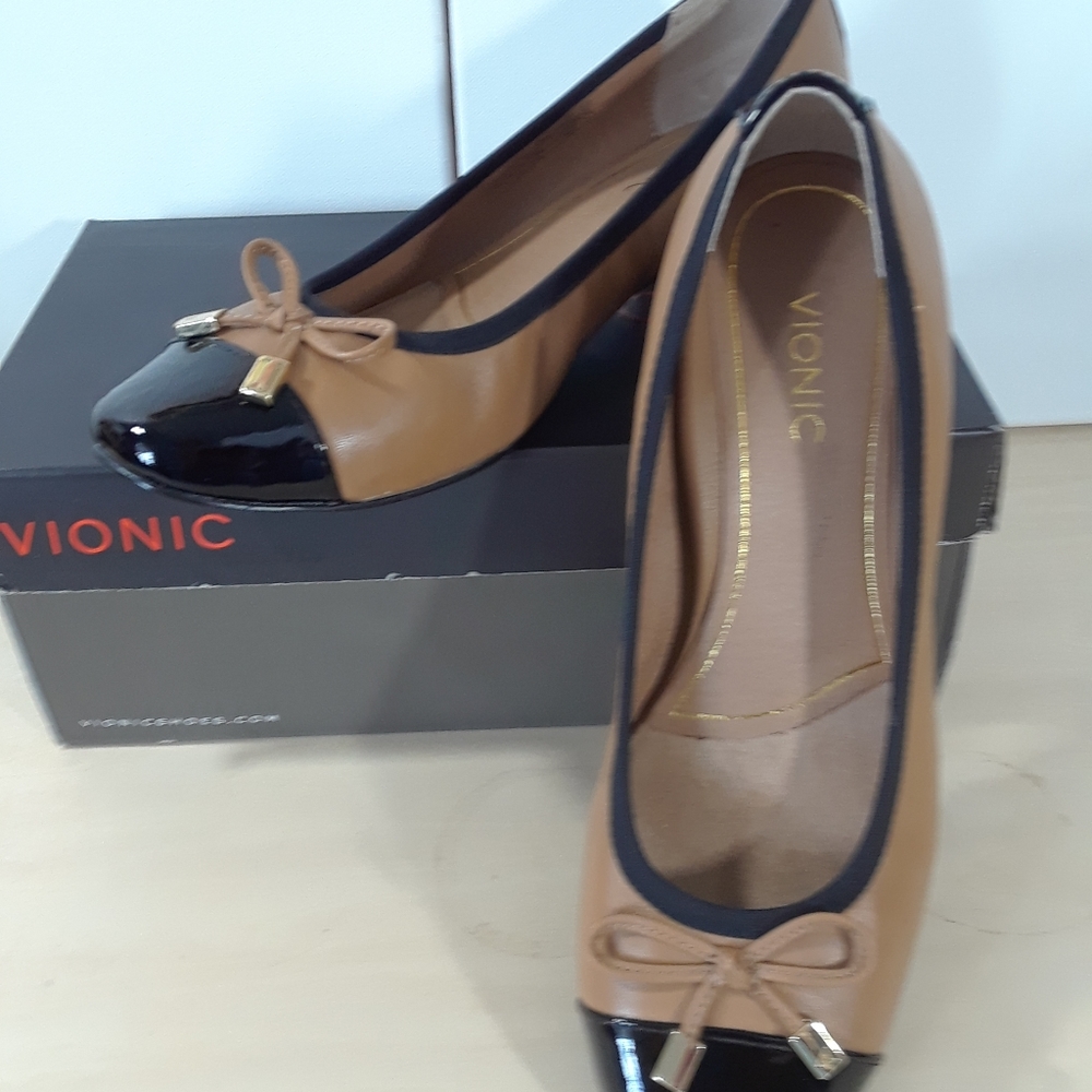 Vionic Tan and Black Cap-Toe Ballet Flats